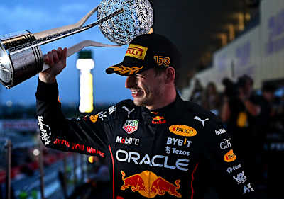 Le pilote Red Bull Max Verstappen remporte le Grand Prix du Japon de Formule 1 2022 et assure son deuxième titre de champion du monde d’affilée.
