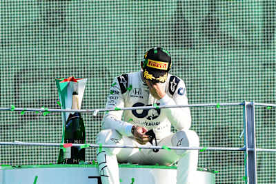 Le pilote AlphaTauri Pierre Gasly sur la plus haute marche du podium au Grand Prix d'Italie en 2020.