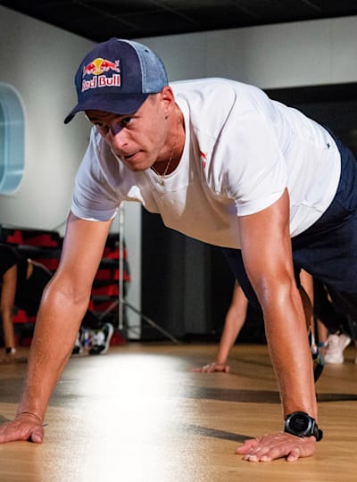 平板撐體是一項最基礎的核心肌群訓練動作。