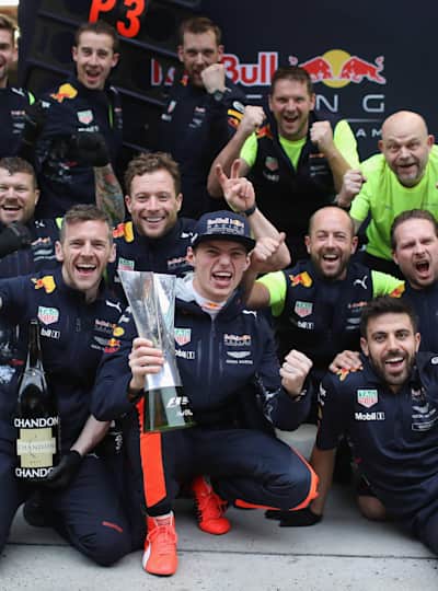 Waakzaam afstuderen Broek Max tekent bij tot 2020 bij Red Bull Racing-familie