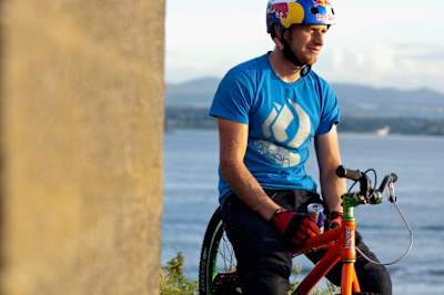 Danny MacAskill fait une pause sur le tournage de 'Way Back Home' en Écosse.