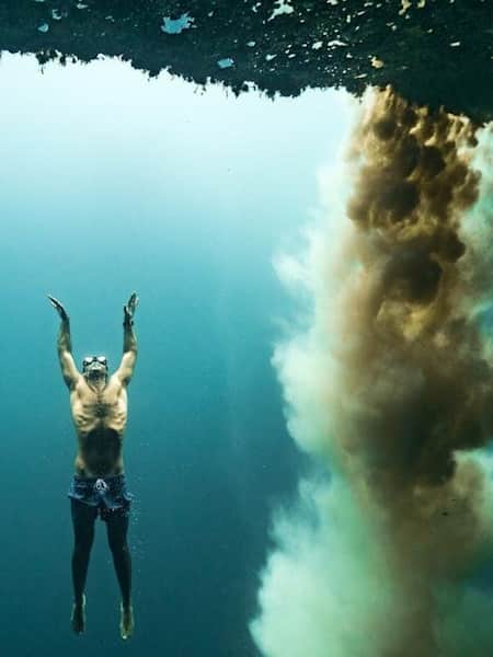 Adam Stern inoata langa o cascada de nisip in Dean's Blue Hole