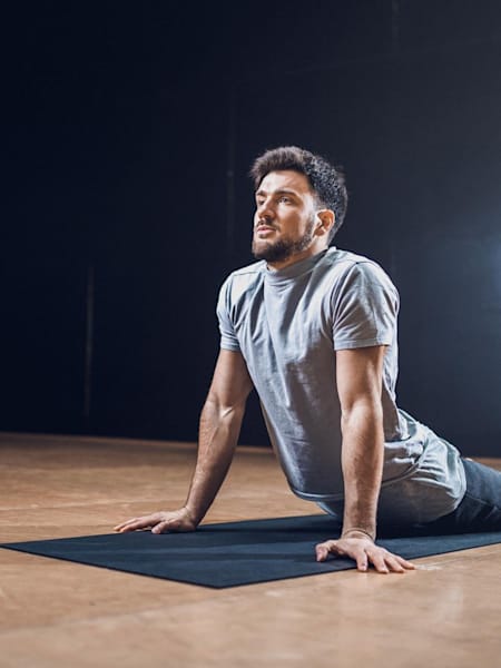 阿爾瓦羅·梅德拉諾正在進行腹部伸展動作