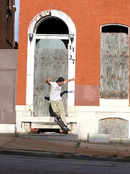 Um backside smith de Jason Spivey nas ruas de Baltimore