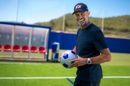 Red Bulls Head of Global Soccer Jürgen Klopp hält einen Fußball während eines Fotoshootings am 23. Mai 2026.