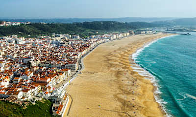 Les plages de Nazaré, au Portugal. 