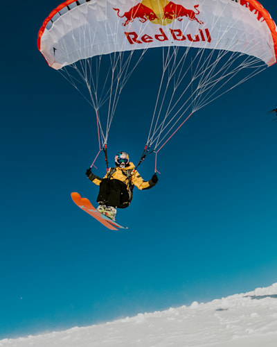 Valentin Delluc und Tom Panaiva in Action mit der Renndrohne während des Follow Me Shootings in Avoriaz, Frankreich am 20. Februar 2020.