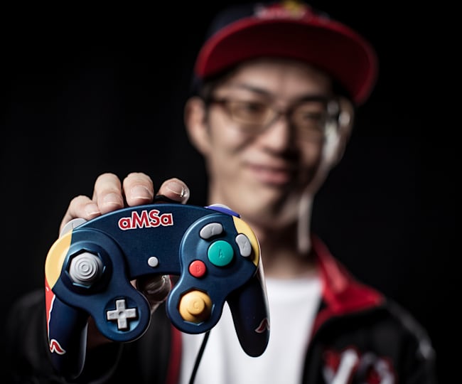 ゲーム環境さらしてけ スマブラdx プロ Amsaのプレイを支える仕事道具 ゲーム部屋 レッドブル