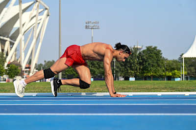 Mann Sharma durante su intento de maratón de salto burpee en Delhi, India, el 14 de octubre de 2025. 