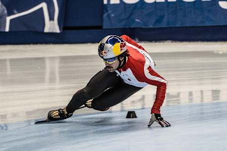 El patinador de velocidad Charles Hamelin en acción durante la Copa del Mundo.