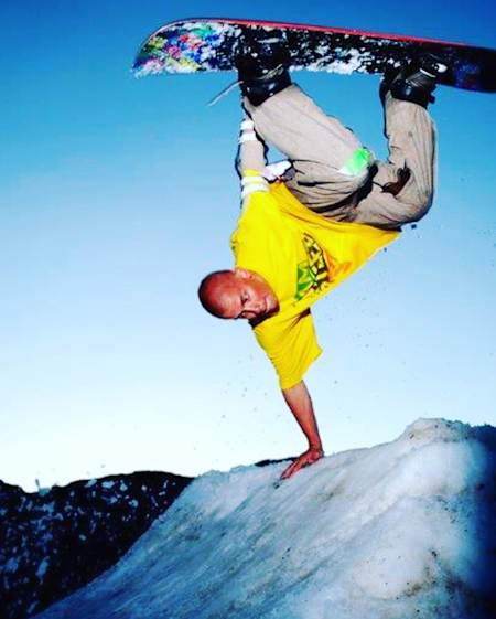 David Hunt vollführt einen einarmigen Handstand auf einer Snowboard-Rampe