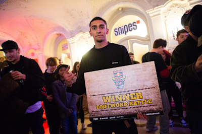 Avatar Joe präsentiert die Trophäe