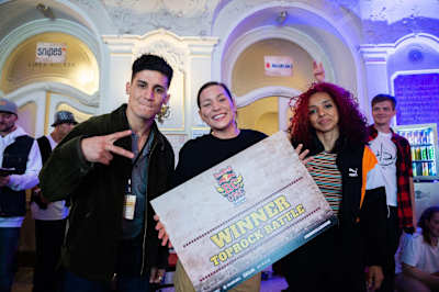 Mona präsentiert die Trophy mit Lil Zoo und Sarah Bee