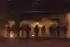 Siluetas de bailarines con un fondo brumoso.