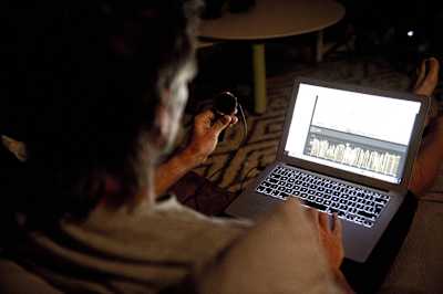 Ryan Sandes looking at a route profile on a laptop.