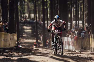 Emily Batty sprints to the finish in Nove Mesto