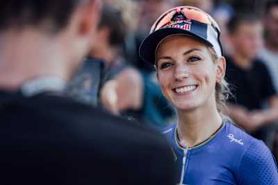 Pauline Ferrand-Prévot en una carrera de XCO en 2019.