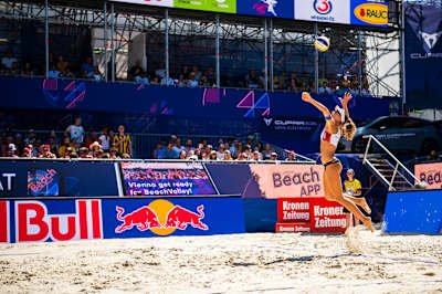 Anouk Verge-Depre beim Aufschlag für die Schweiz