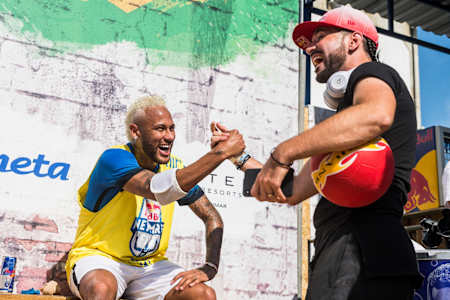 Neymar Jr cumprimenta Séan Garnier