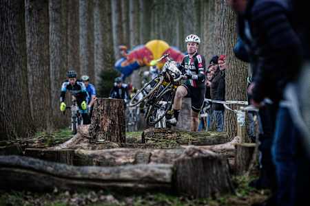 Stijn Hofman en acción durante el Red Bull Tout Droit en Damme, Bélgica, el 9 de enero de 2016.