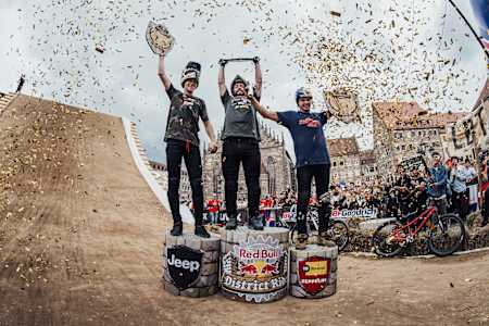 Nicholi Rogatkin, Emil Johansson und Szymon Godziek feiern auf dem Podium beim Red Bull District Ride 2017.