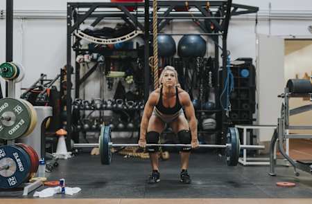 L'athlète Colleen Fotsch réalise un soulevé de terre lors d'un entrainement.
