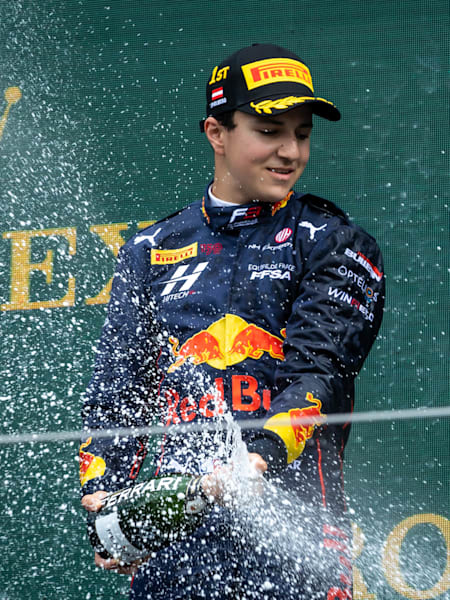 Isack Hadjar de Hitech GP, célèbre sur le podium de la cinquième étape du Championnat de Formule 3 FIA 2022 sur le Red Bull Ring, en Autriche.