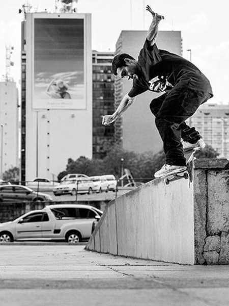 Tiago Lemos - Switch Backside Smith Grind