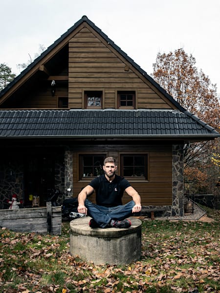 Meditace před domem