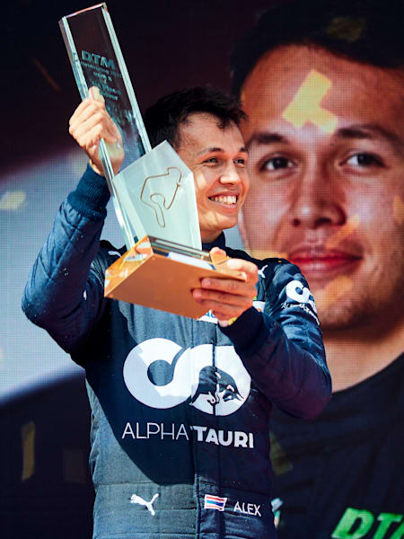 Alex Albon con el trofeo del ganador tras una accidentada victoria en la segunda carrera celebrada en el circuito de Nürburgring.