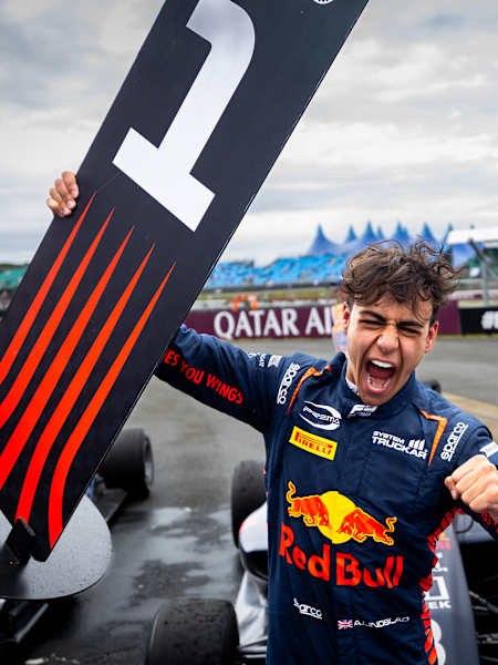 Arvid Lindblad wins the Formula 3 race in Silverstone 2024