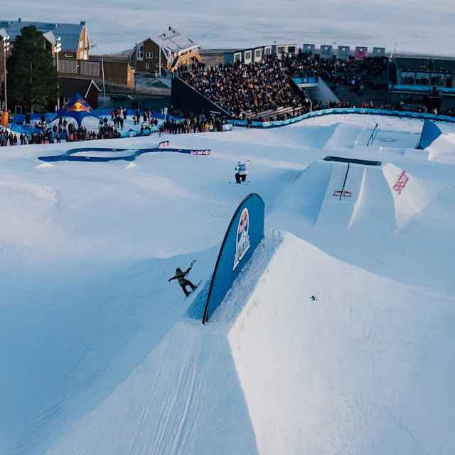 Des freeskieurs réalisent leurs meilleurs tricks lors du Red Bull Unrailistic Best Trick à Åre, en Suède, le 26 avril 2024.