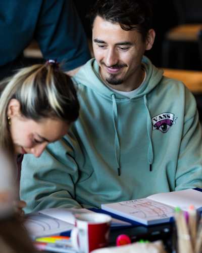 Les créateurs de contenu Mélanie Buffetaud et Charles Poujade conçoivent leur obstacle Red Bull Ibiza Royale à Salzbourg, en Autriche, en 2024.