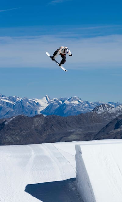 Snowboard Slopestyle Profi Leon Vockensperger in Action.
