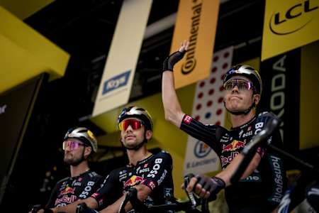 Les cyclistes de l'équipe Red Bull - BORA - hansgrohe saluent le public du Tour de France.