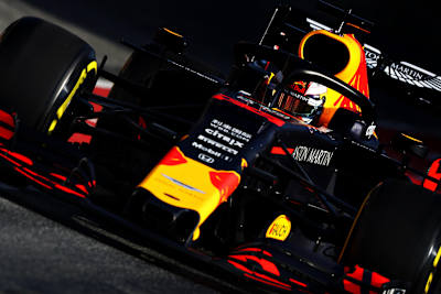 Max Verstappen'in 1 Mart 2019'da İspanya'nın Montmelo kentindeki Katalonya Pisti'nde düzenlenen F1 kış testleri sırasında Aston Martin Red Bull Racing RB15'i sürdüğü bir fotoğraf.