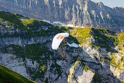 Achievement: Tom Pagès in another dimension in Avoriaz, with his Yamaha equipped with a paraglider that allows him to fly.
