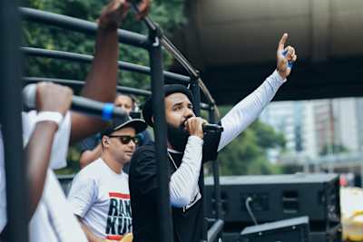 A photo of Russo Passapusso from Baiana System, performing on the "electric trio Pirate Ship" during 2018 Carnival in São Paulo.