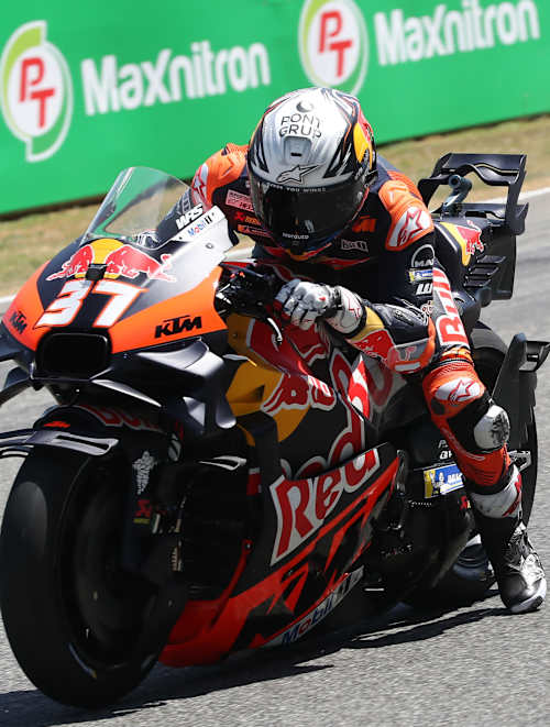 Pedro Acosta powers his Red Bull KTM race bike around Changwat Buriram circuit during Thailand MotoGP 2025, showcasing speed and skill in bold Red Bull livery