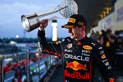 Max Verstappen nach dem Sieg in Suzuka mit dem Pokal.