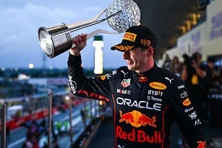 Max Verstappen nach dem Sieg in Suzuka mit dem Pokal.