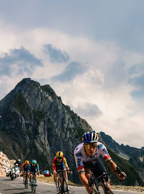 Remco Evenepoel von Red Bull - BORA - hansgrohe führt eine Außreißergruppe auf der 6. Etappe der Tour de France an.