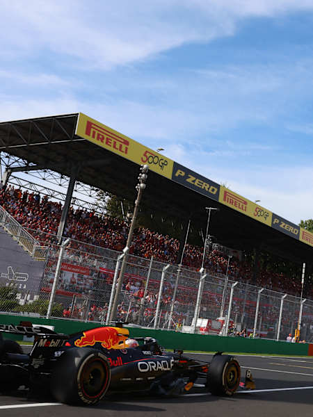 Макс Ферстаппен берет клетчатый флаг во время Гран-при Италии Формулы-1 на Autodromo Nazionale Monza 7 сентября 2025 года в Монце, Италия.