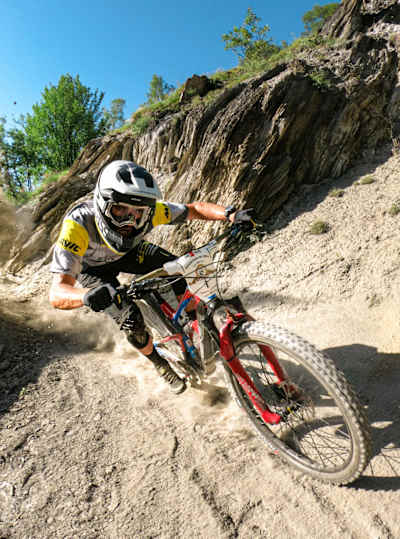 Mountain of Hell 2019 : Kilian Bron dévale les 15 kilomètres de glacier de la course de VTT aux 2 Alpes.