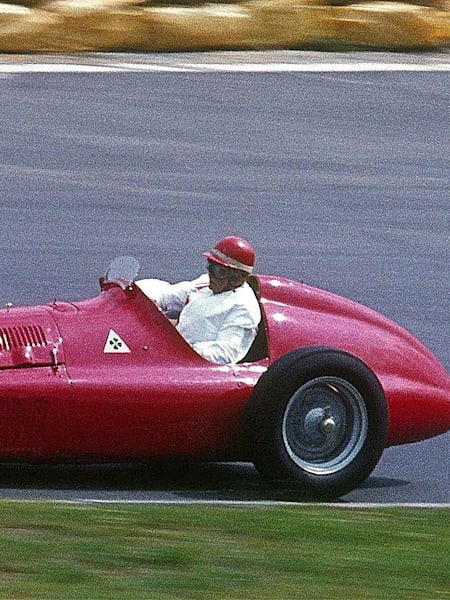 Juan Manuel Fangio roule à Silverstone lors du premier Grand Prix de F1 de l'histoire en 1950.