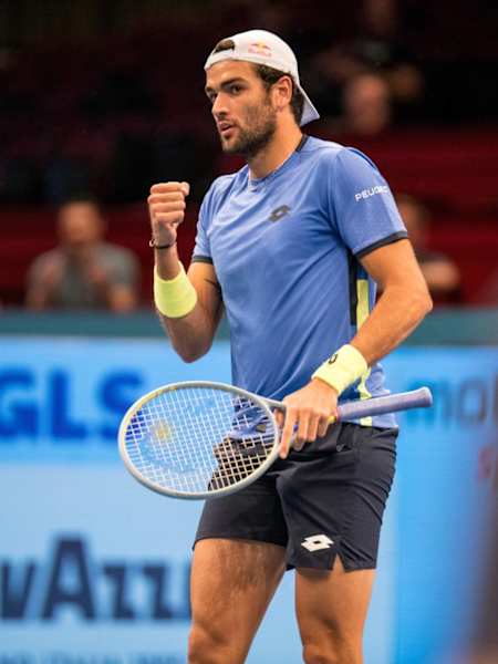Matteo Berrettini célèbre un point sur le court lors d’un match de tennis.