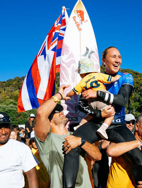 Carissa Moore of Hawaii celebrates with her family after winning the Final at the Corona Cero New Zealand Pro on May 25, 2026 in Raglan, New Zealand