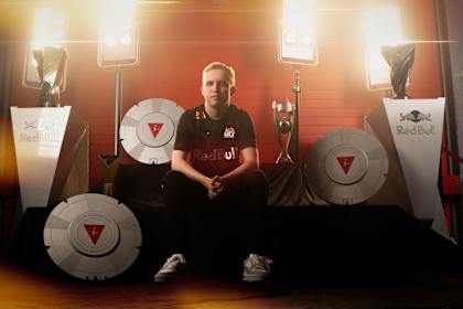 Anders Vejrgang von RBLZ Gaming mit seiner Trophäen-Sammlung beim Fotoshoot.