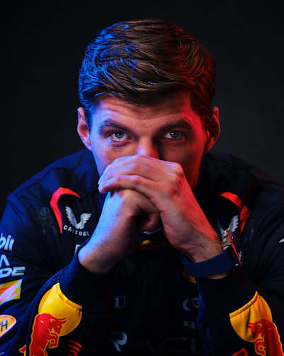 Max Verstappen posiert während des Oracle Red Bull Racing Markenshootings, während er den 2025 Sparco Rennanzug am 16. Februar 2025 trägt.