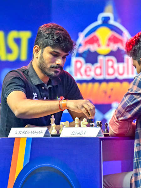 Deux joueurs d’échecs s’affrontent en pleine concentration lors d’un tournoi Red Bull.